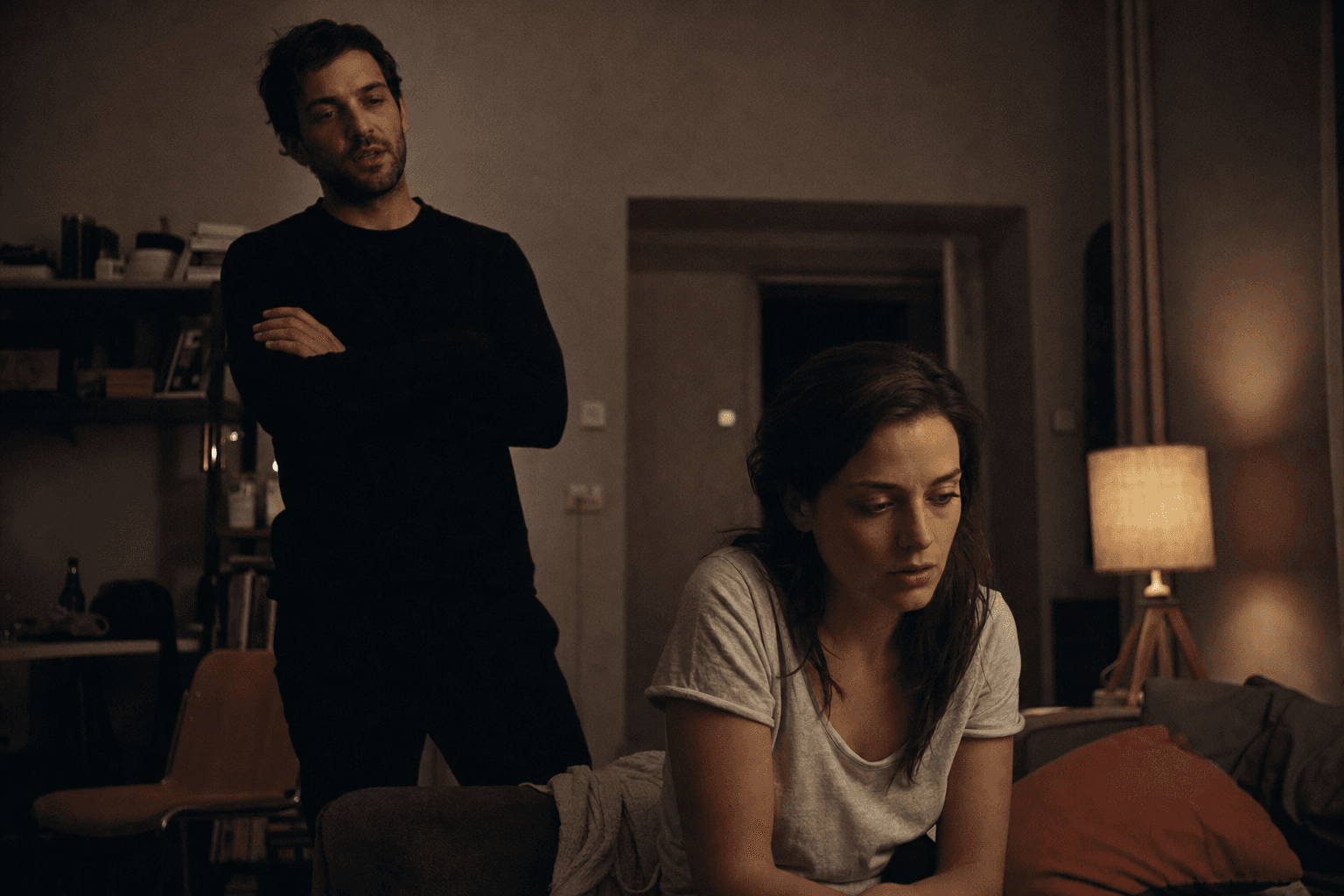 Para na sofie — narcyzm i manipulacja w relacji