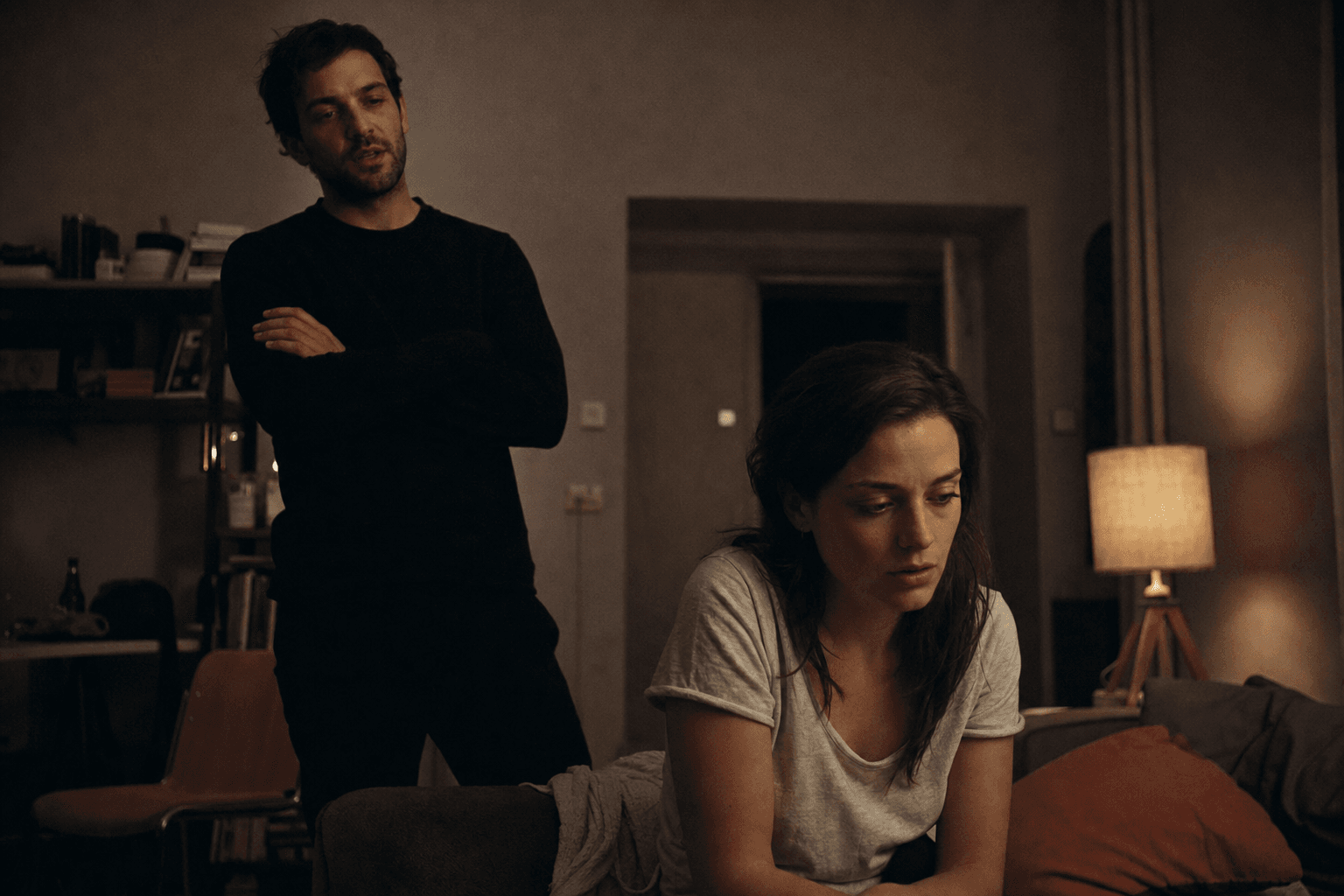 Para na sofie — narcyzm i manipulacja w relacji